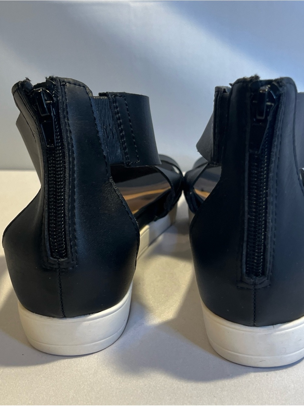 Universal Thread Black and White Platform Crossband Sandals - Picture 5 of 9